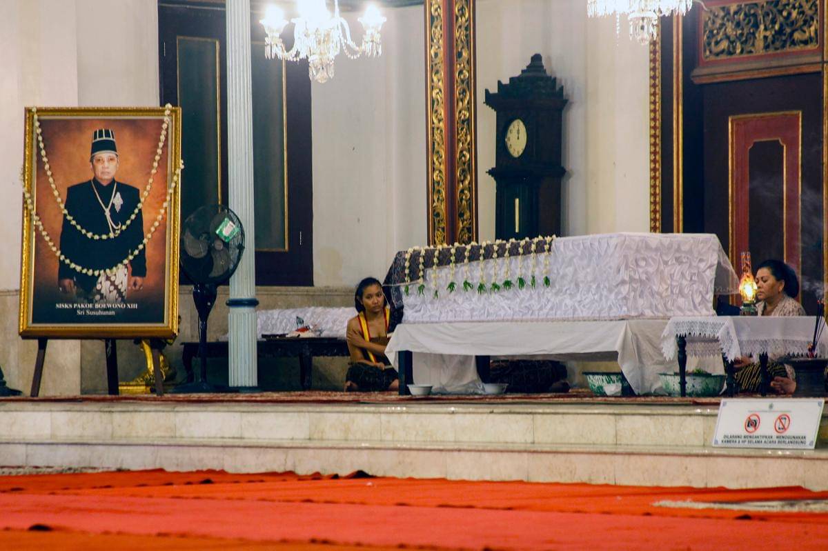 Jenazah Raja Keraton Kasunanan Surakarta Hadiningrat Sri Susuhunan Paku Buwana (PB) XIII disemayamkan di Sasana Parasdya keraton setempat, Solo, Jawa Tengah, Minggu (2/11/2025). (ANTARAFOTO/Maulana Surya)