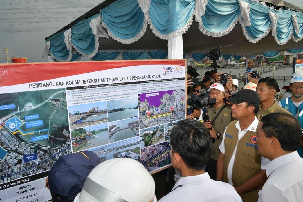 Wakil Presiden (Wapres) Gibran Rakabuming meninjau proyek Kolam Retensi Terboyo