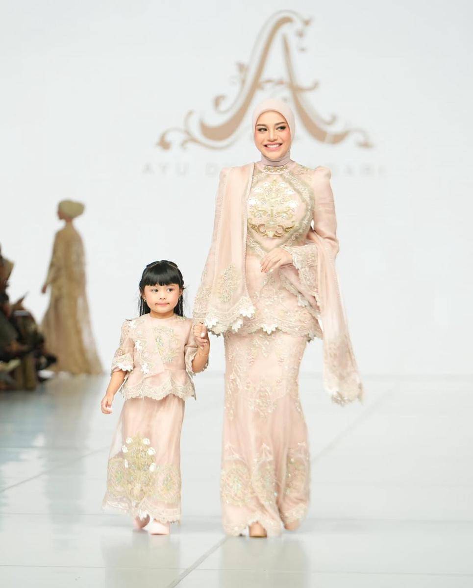 Aurel Hermansyah dan Ameena di JFW. (insatgram.com/aurelie.hermansyah)