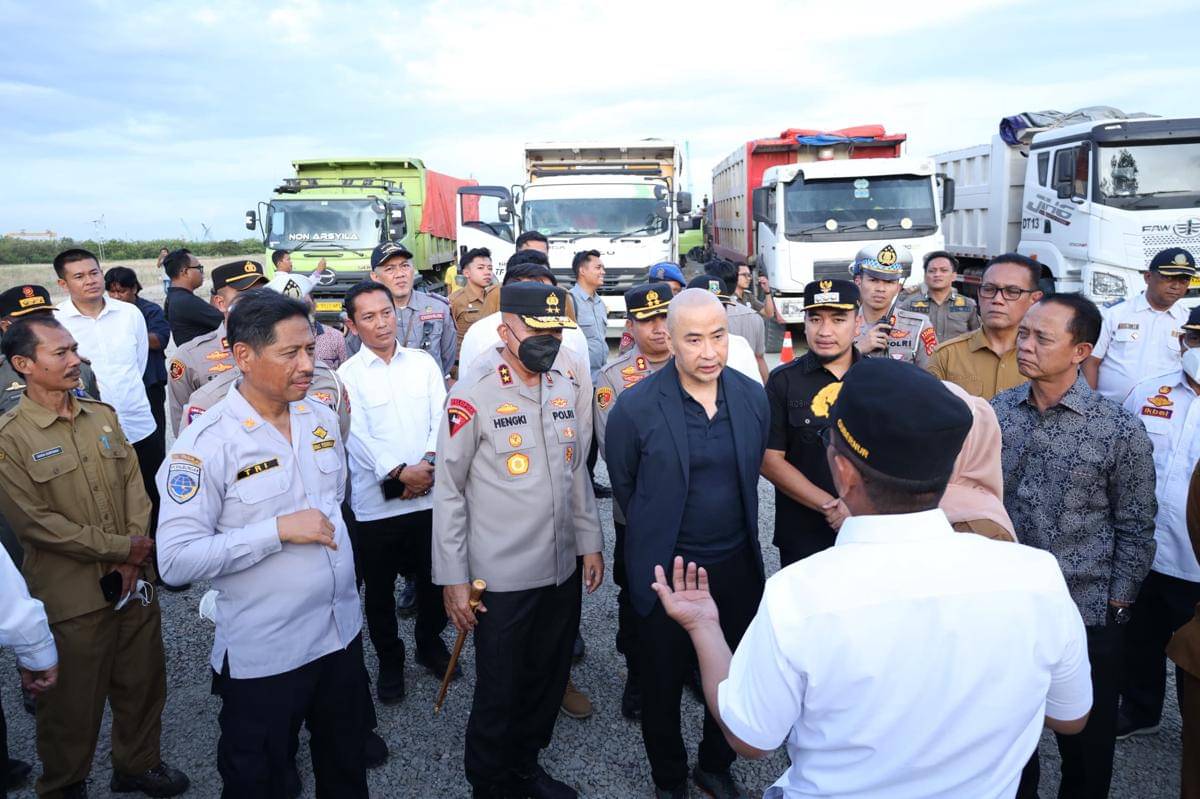 Gubernur Andra Soni, Kapolda Banten dan pejabat lain saat sidak truk