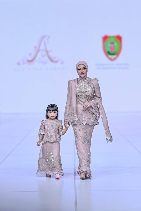 Aurel Hermansyah dan Ameena di JFW. (dok.JFW Indonesia)