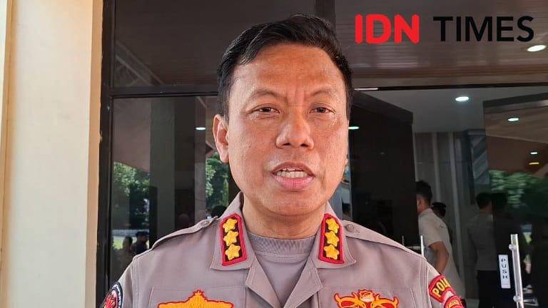 Kepala Bidang Humas Polda Sulsel, Kombes Pol Didik Supranoto saat diwawancarai wartawan di lobi Mapolda Sulsel, Senin (3/11/2025). IDN Times/Darsil Yahya