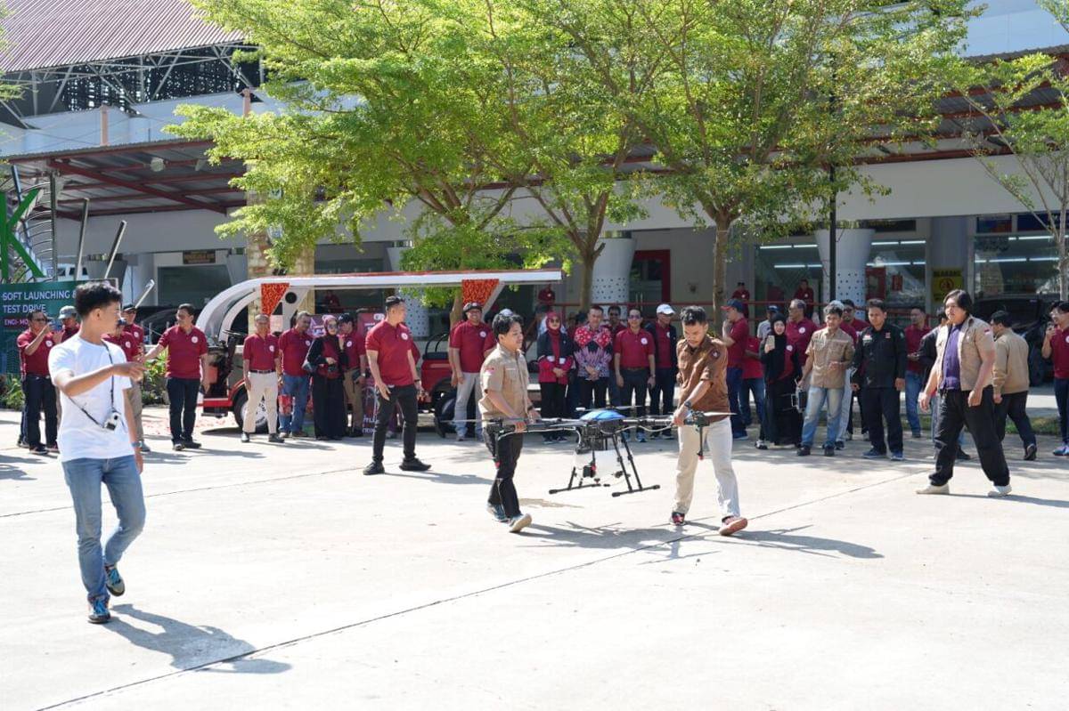 Laboratorium Mekatronika dan Robotika Departemen Teknik Mesin Universitas Hasanuddin meluncurkan Rice Seed Spreading Drone atau drone penyebar benih padi. (Dok. Istimewa)