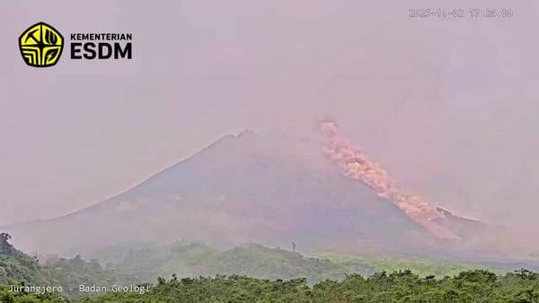 Awan panas guguran Gunung Merapi pada Minggu (2/11/2025)