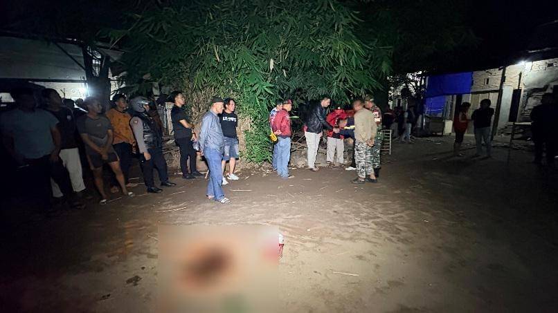 Kapolres Gowa AKBP M. Aldy Sulaiman didampingi Kasat Reskrim, Kasat Intelkam, Kasat Samapta dan Kapolsek Pallangga saat olah TKP di lingkungan Pekanglabbu, Kelurahan Tetebatu, Kecamatan Pallangga, Minggu malam (2/11/2025). (Dok. Istimewa)