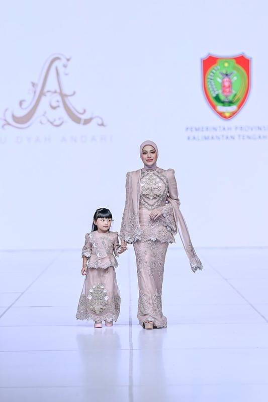 Aurel Hermansyah dan Ameena di JFW. (dok.JFW Indonesia)