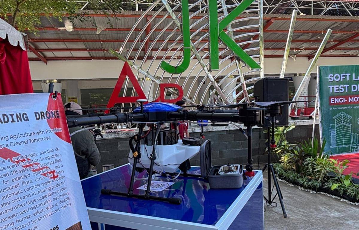 Laboratorium Mekatronika dan Robotika Departemen Teknik Mesin Universitas Hasanuddin meluncurkan Rice Seed Spreading Drone atau drone penyebar benih padi. (Dok. Istimewa)