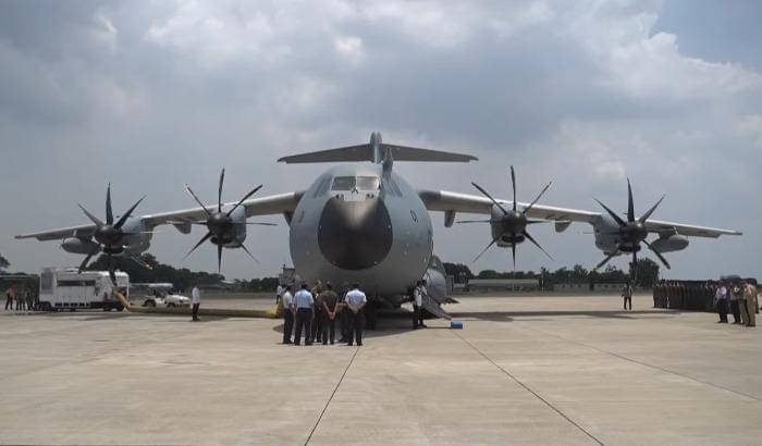 Unit pertama pesawat angkut Airbus A400M pesanan Indonesia tiba di Lanud Halim Perdanakusuma, Jakarta Timur pada Senin (3/11/2025. (YouTube.com/Setpres)