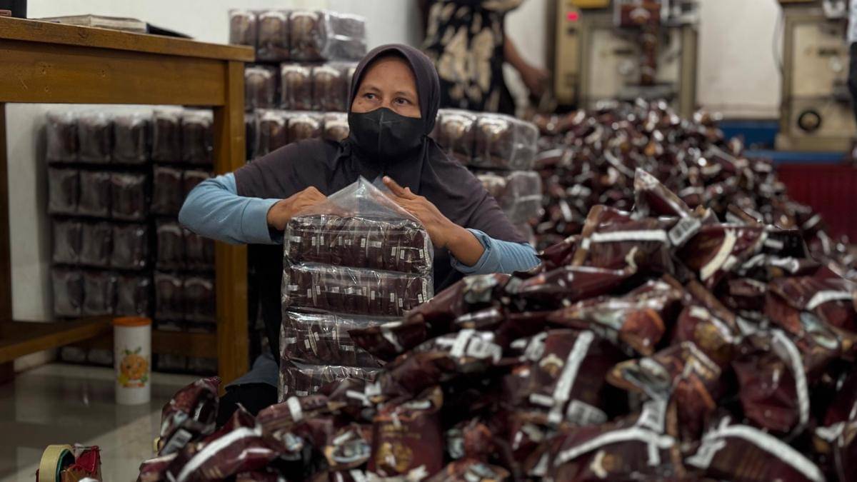 Pekerja sedang mengemas Kopi Bola Dunia, robusta legendaris asal Lahat, Sumsel.