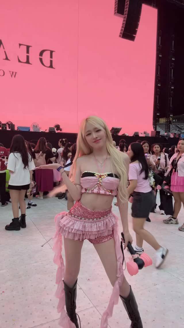 artis dandan ala member BLACKPINK di konser