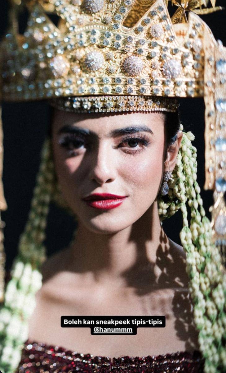 Gaya Makeup dan Busana Azizah Hanum di Resepsi Nikah 