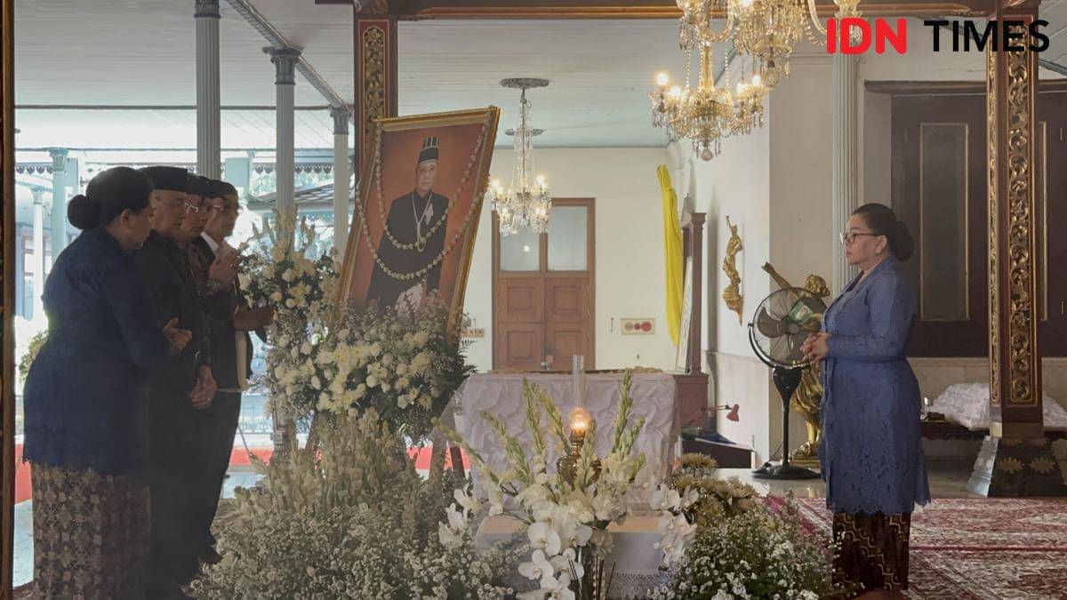 Suasana rumah duka Sinuhun PB XIII di Pringgitan Sasana Parasdya Keraton Kasunanan Surakarta