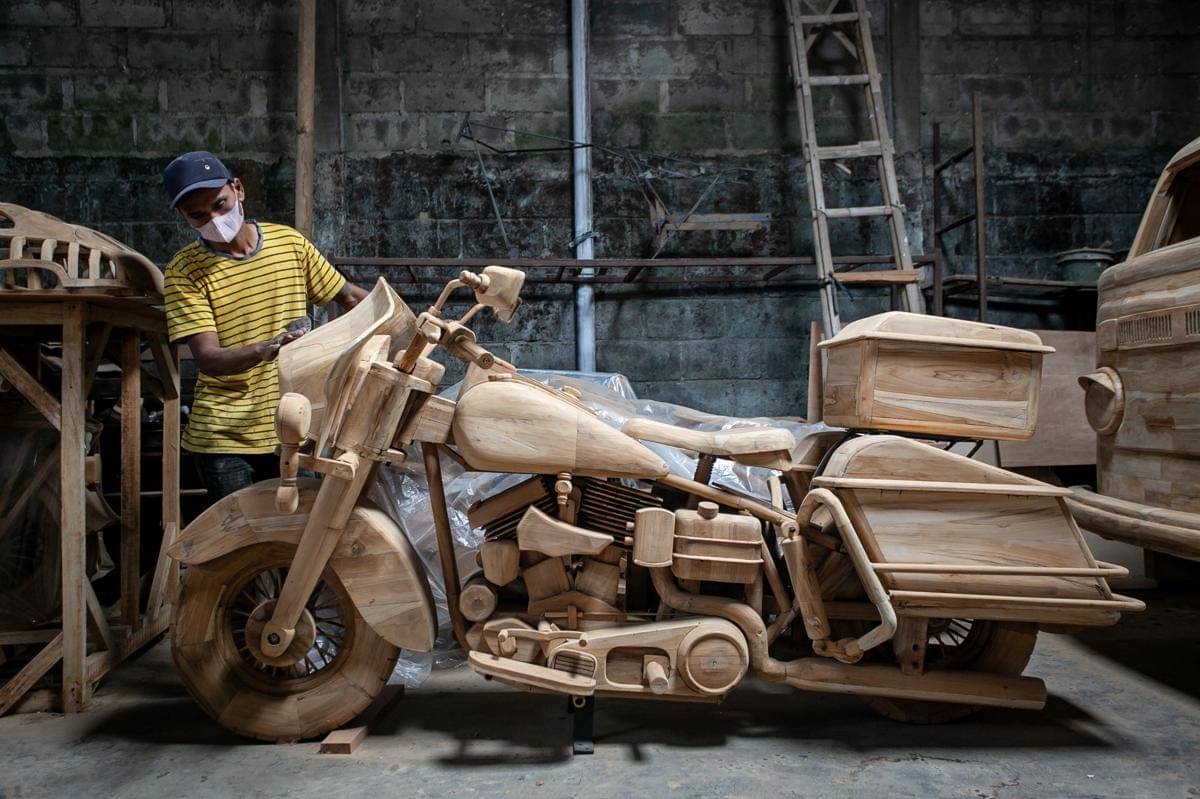 Perajin menyelesaikan proses akhir pembuatan kerajinan replika mobil dan motor dari kayu di Tetap Jaya Wood Art, Mojosongo, Boyolali, Jawa Tengah. (ANTARA FOTO/Mohammad Ayudha)
