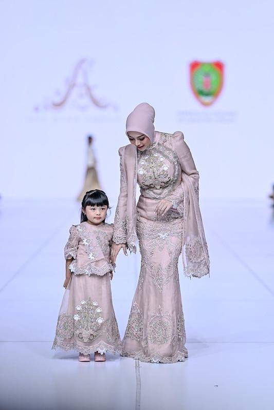 Aurel Hermansyah dan Ameena di JFW. (dok.JFW Indonesia)