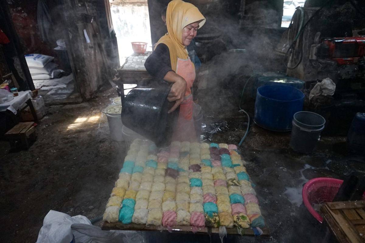 Pekerja menyelesaikan pembuatan tahu di salah satu sentra produsen tahu di Kabupaten Batang, Jawa Tengah. (ANTARA FOTO/Harviyan Perdana Putra)