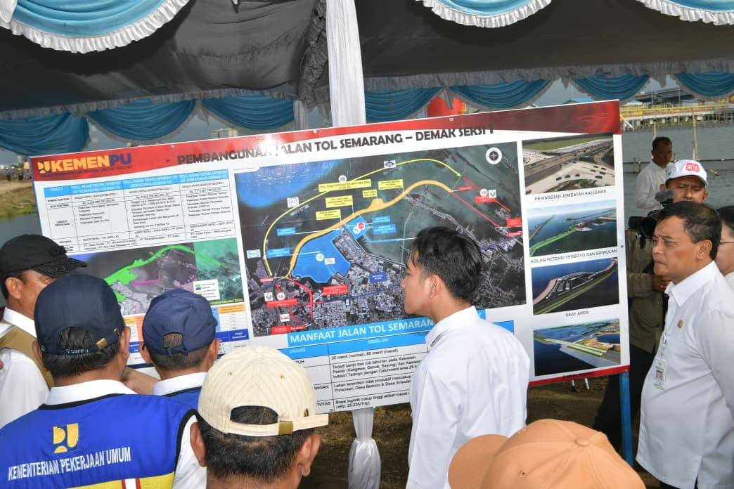 Wakil Presiden (Wapres) Gibran Rakabuming meninjau proyek Kolam Retensi Terboyo