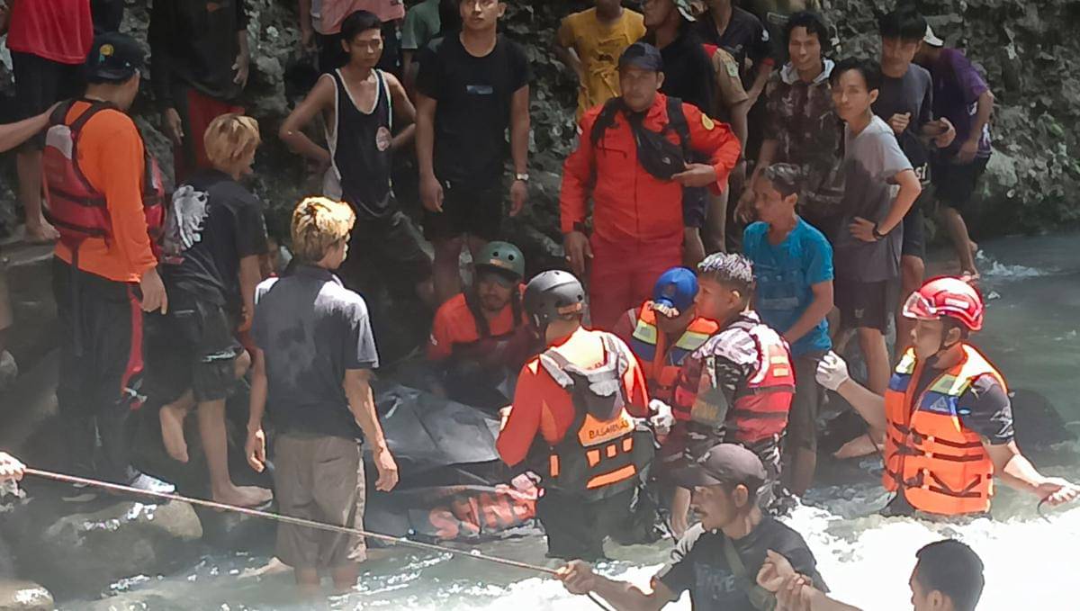 Proses evakuasi jenazah pelajar SMA di Lombok Utara Arga Maulana