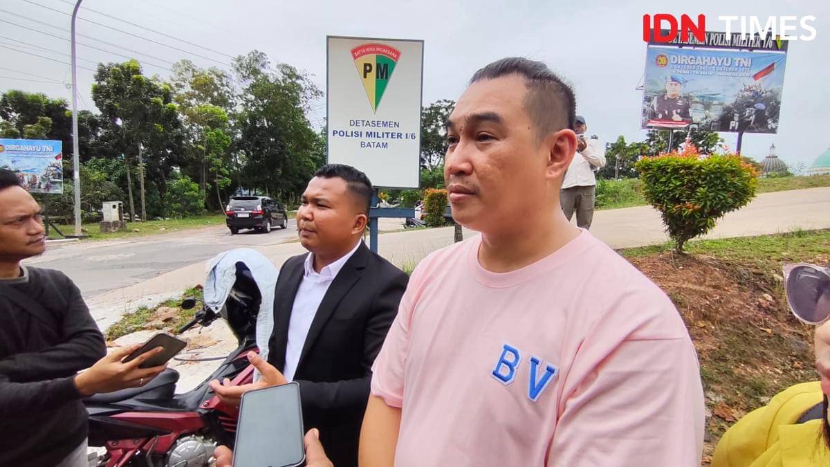 Korban (kanan) dan kuasa hukumnya, Dedi Krisyanto Tampubolon (kiri) saat melapor ke Denpom I/6 Batam (IDN Times/Putra Gema Pamungkas)