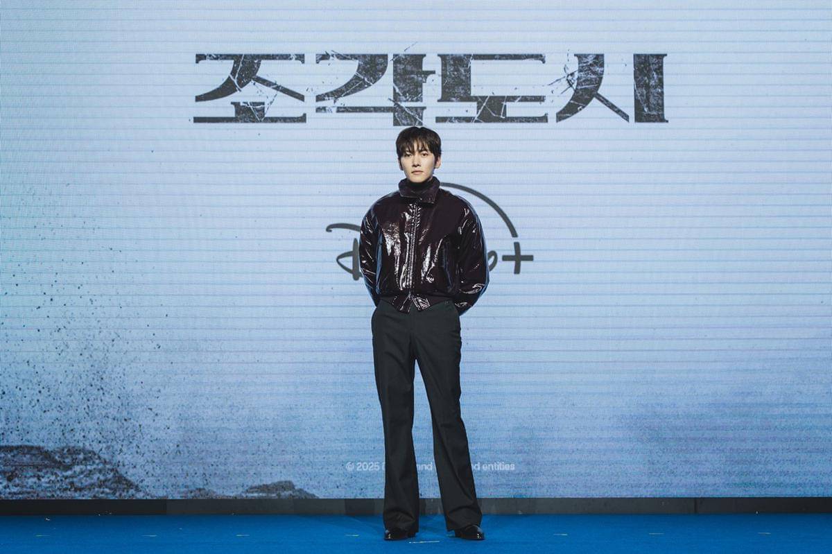 Ji Chang-wook di konferensi pers The Manipulated. (Dok. Disney+ Hotstar)