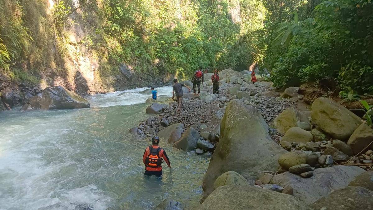 Proses pencarian korban oleh Tim SAR gabungan. 