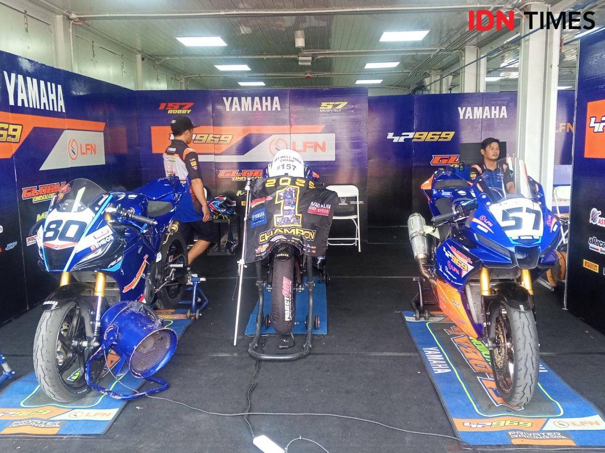 Suasana di garasi pembalap Murobbil Vitoni