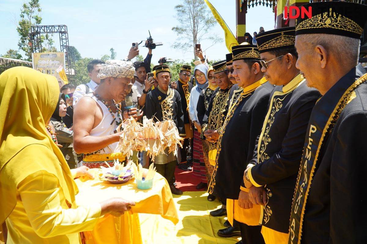 Salah satu proses adat Paser saat pembukaan festival belian adat Paser di PPU 