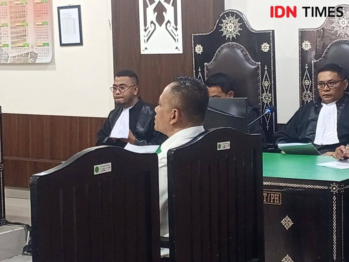 Terdakwa kasus pembunuhan Brigadir Nurhadi pada saat sidang eksepsi di PN Mataram.