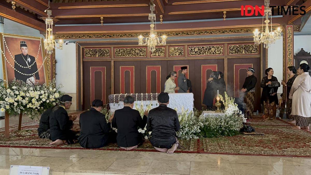 Suasana rumah duka Sinuhun PB XIII di Pringgitan Sasana Parasdya Keraton Kasunanan Surakarta.