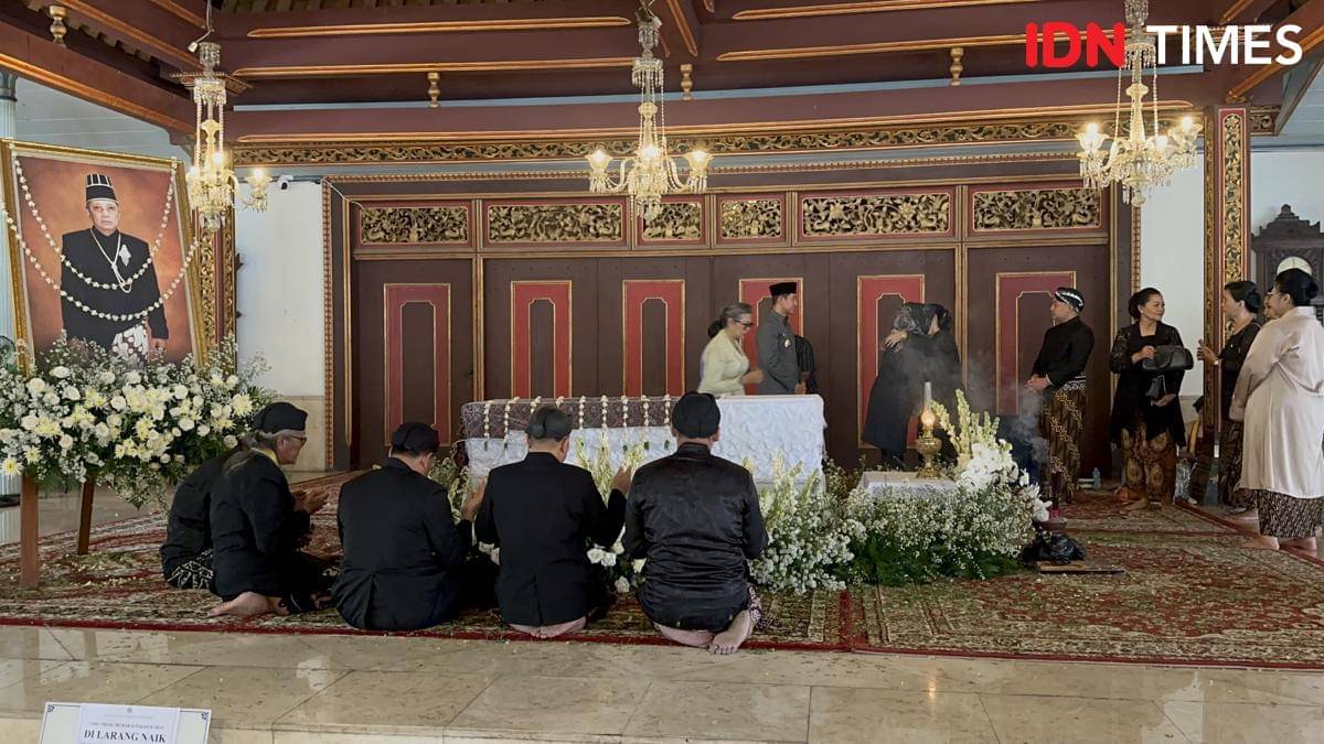 Suasana rumah duka Sinuhun PB XIII di Pringgitan Sasana Parasdya Keraton Kasunanan Surakarta. (IDN Times/Larasati Rey)
