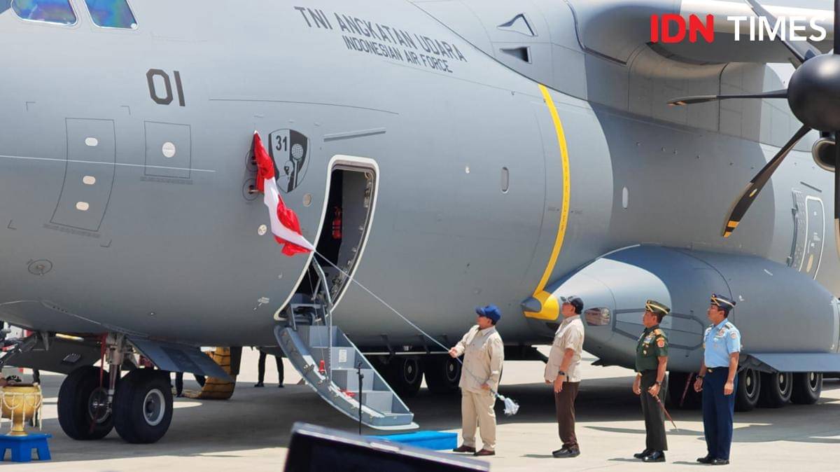 Presiden Prabowo serahkan Airbus A400M ke Panglima TNI Jenderal TNI Agus Subiyanto. (IDN Times/Ilman Nafi'an)