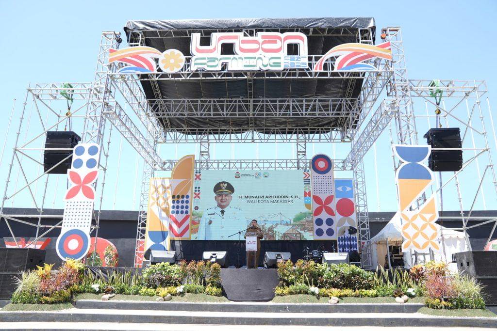 Wali Kota Makassar Munafri Arifuddin membuka kegiatan Urban Farming yang digelar oleh Dinas Pertanian dan Perikanan (DP2) Kota Makassar di Anjungan Pantai Losari, Senin (3/11/2025). (dok. Istimewa)