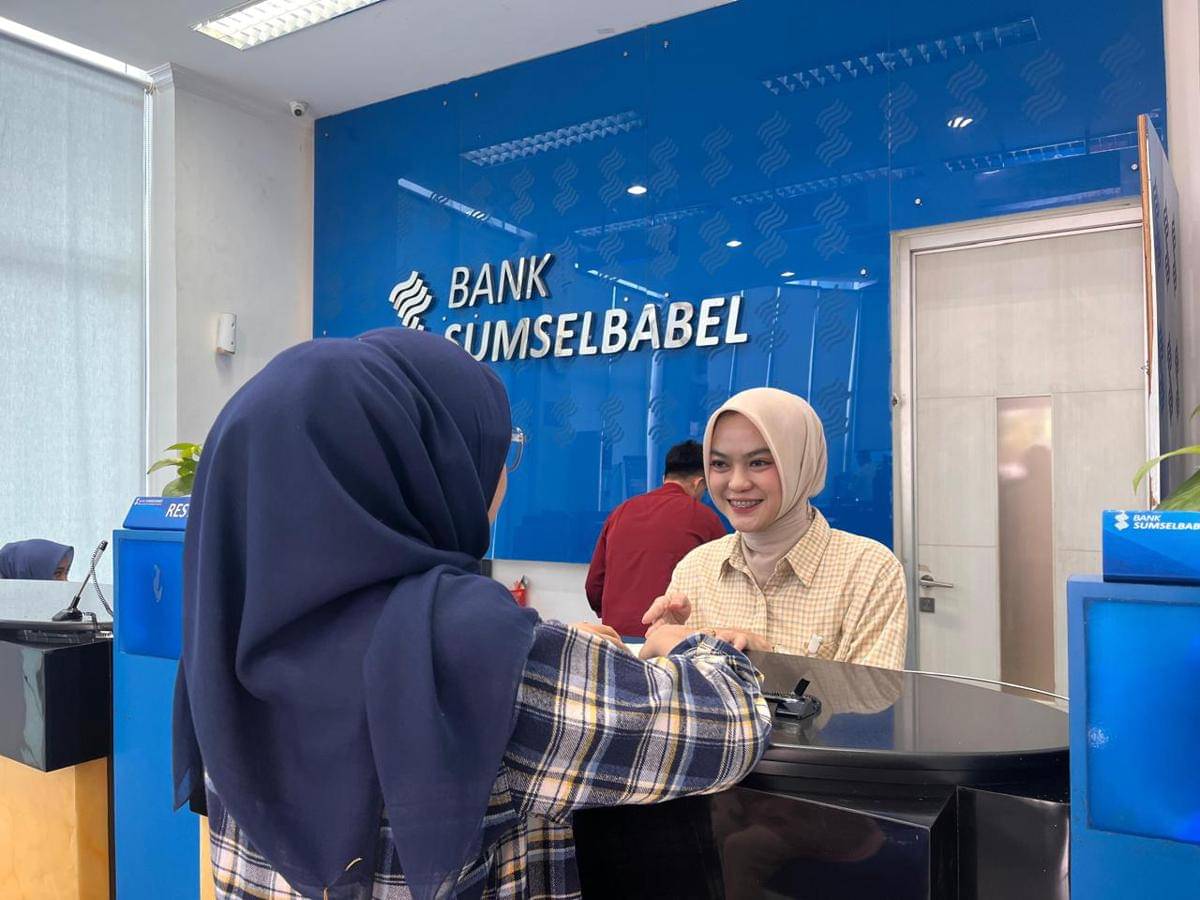 Teller Bank Sumsel Babel saat melayani nasabah (Dok. BSB Palembang)