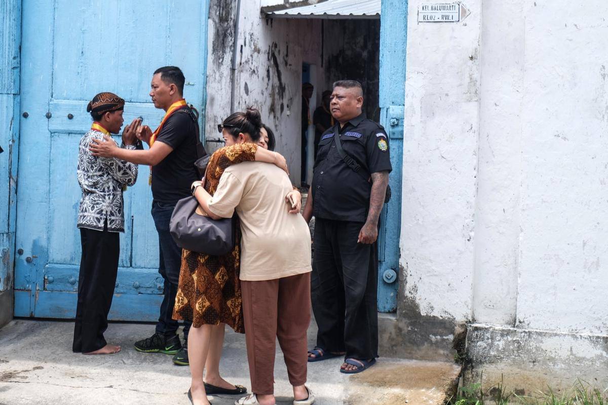 Kerabat dan abdi dalem keraton mengucap belasungkawa saat bersiap menyambut kedatangan jenazah Raja Keraton Kasunanan Surakarta Hadiningrat Sri Susuhunan Pakubuwana XIII di Solo, Jawa Tengah, Minggu (2/11/2025). (ANTARA FOTO/Maulana Surya)