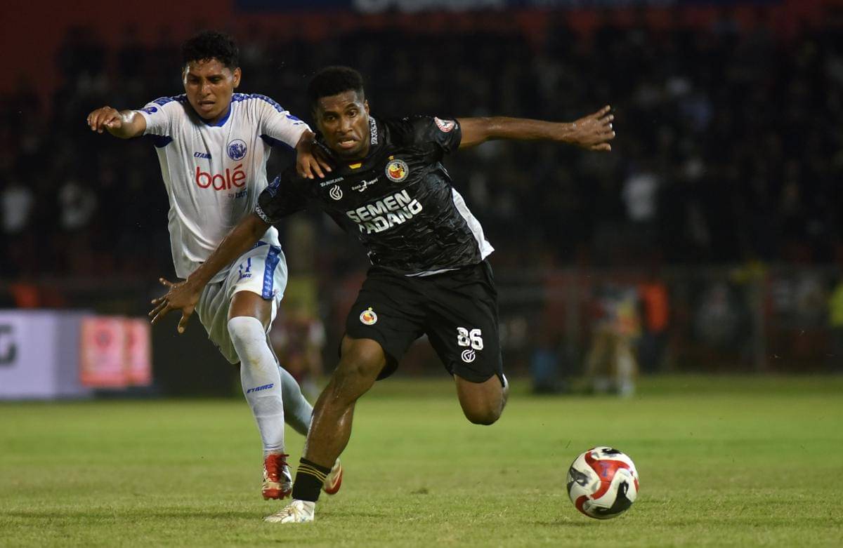 Semen Padang FC dikalahkan Arema FC dengan skor 1-2. 