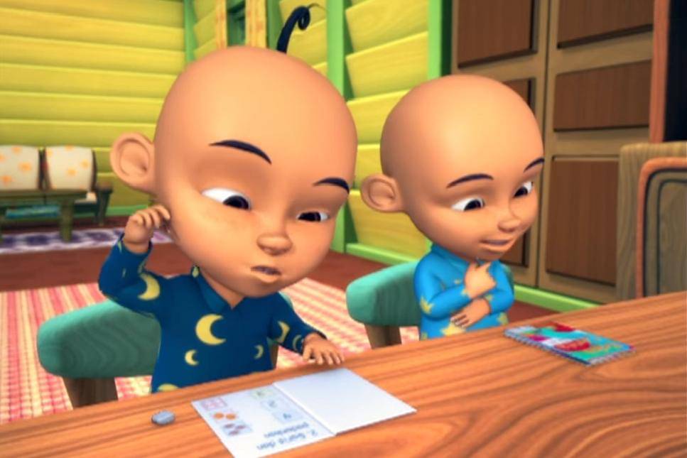 Upin dan Ipin rajin mengerjakan tugas sekolah tanpa harus selalu disuruh Kak Ros