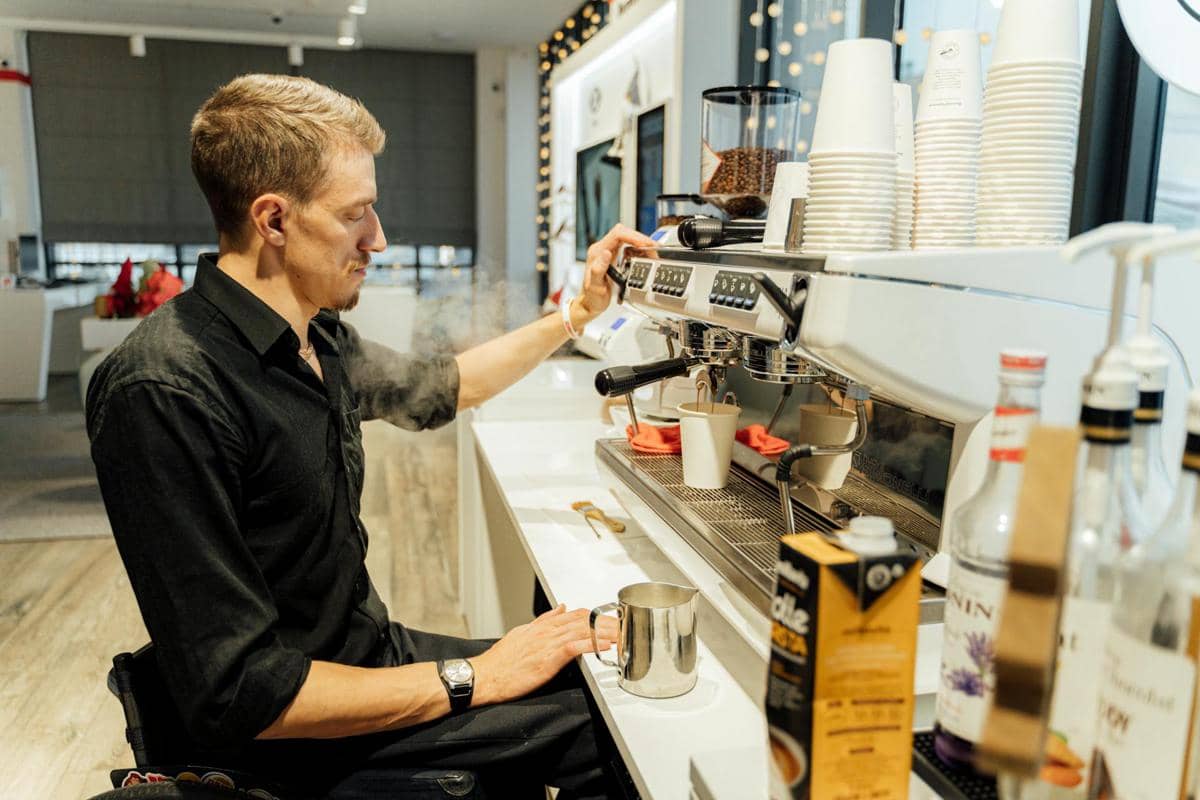 ilustrasi barista membuat espresso