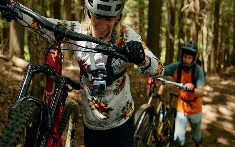 ilustrasi pemasangan GoPro yang aman di sepeda agar hasil rekaman tetap stabil