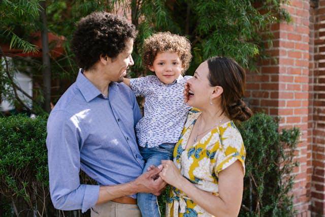 Ilustrasi seorang anak dan orangtua