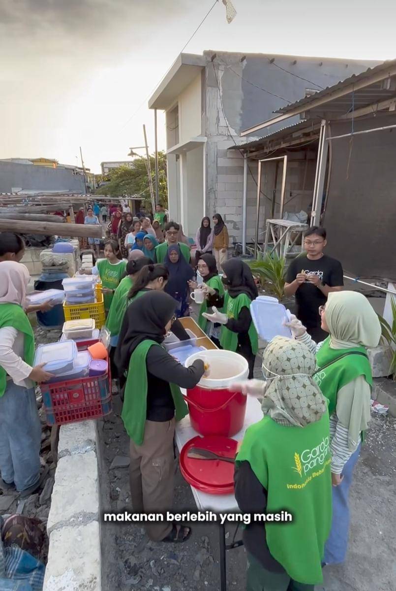 Garda Pangan membagikan makanan ke masyarakat.