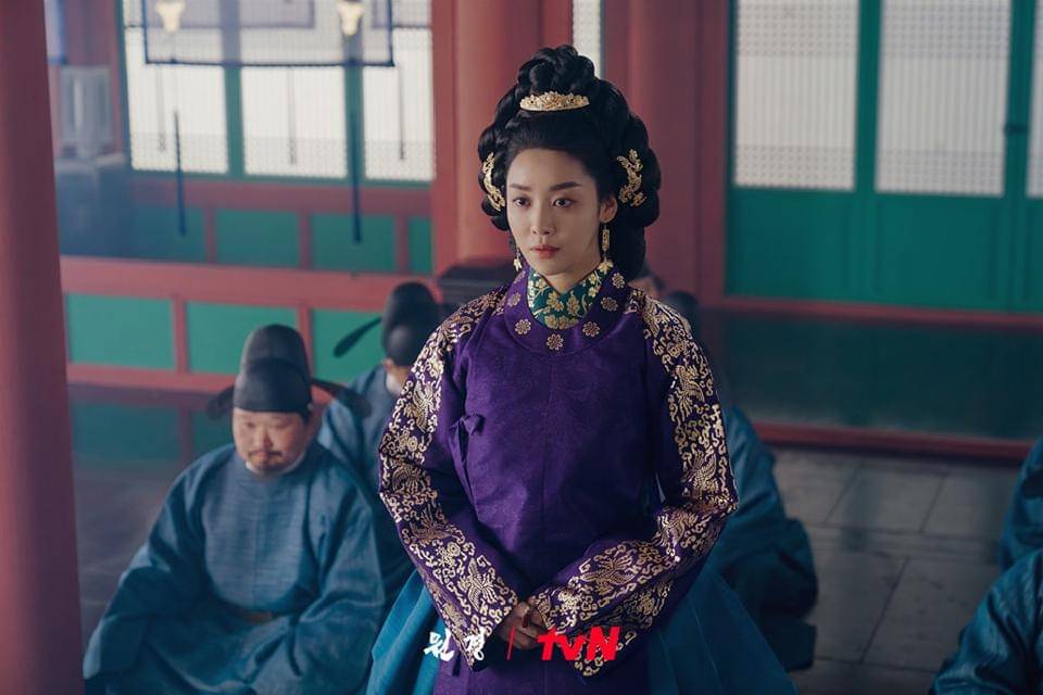 Still cut The Queen Who Crowns