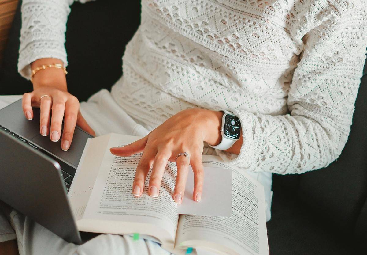 ilustrasi mencatat insight dari buku