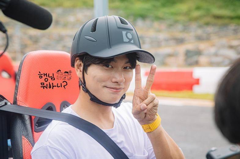 potret Lee Yi Kyung di Hangout with Yoo