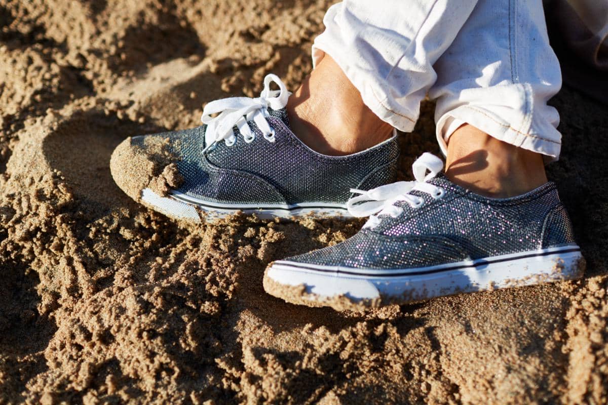 Ilustrasi sepatu berbahan kain