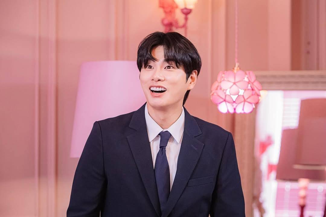 potret Lee Yi Kyung di Hangout with Yoo