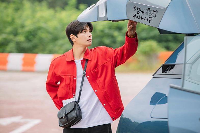 potret Lee Yi Kyung di Hangout with Yoo