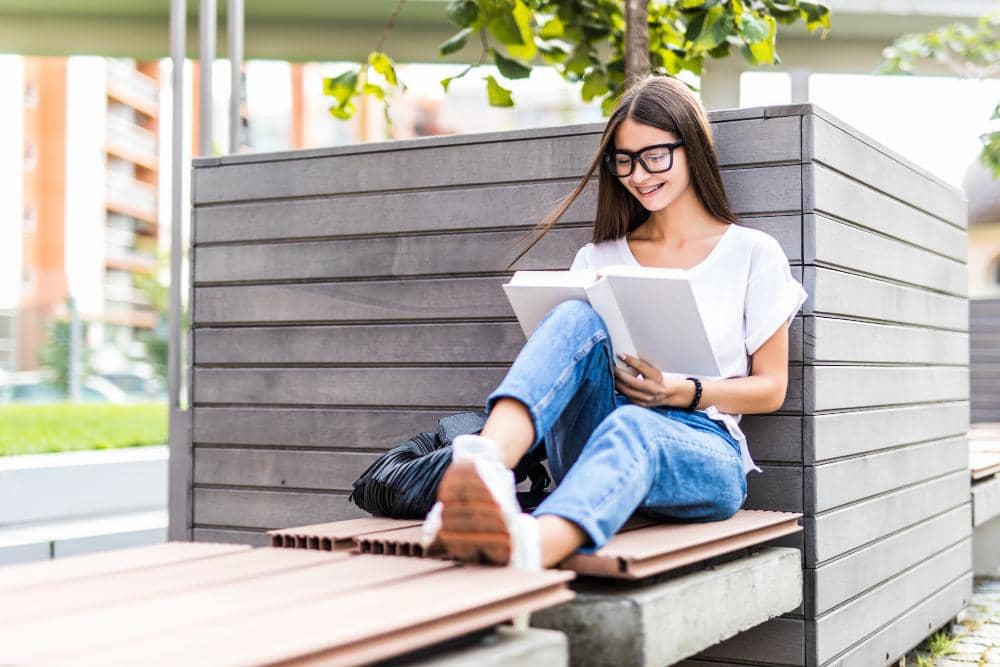 ilustrasi perempuan membaca