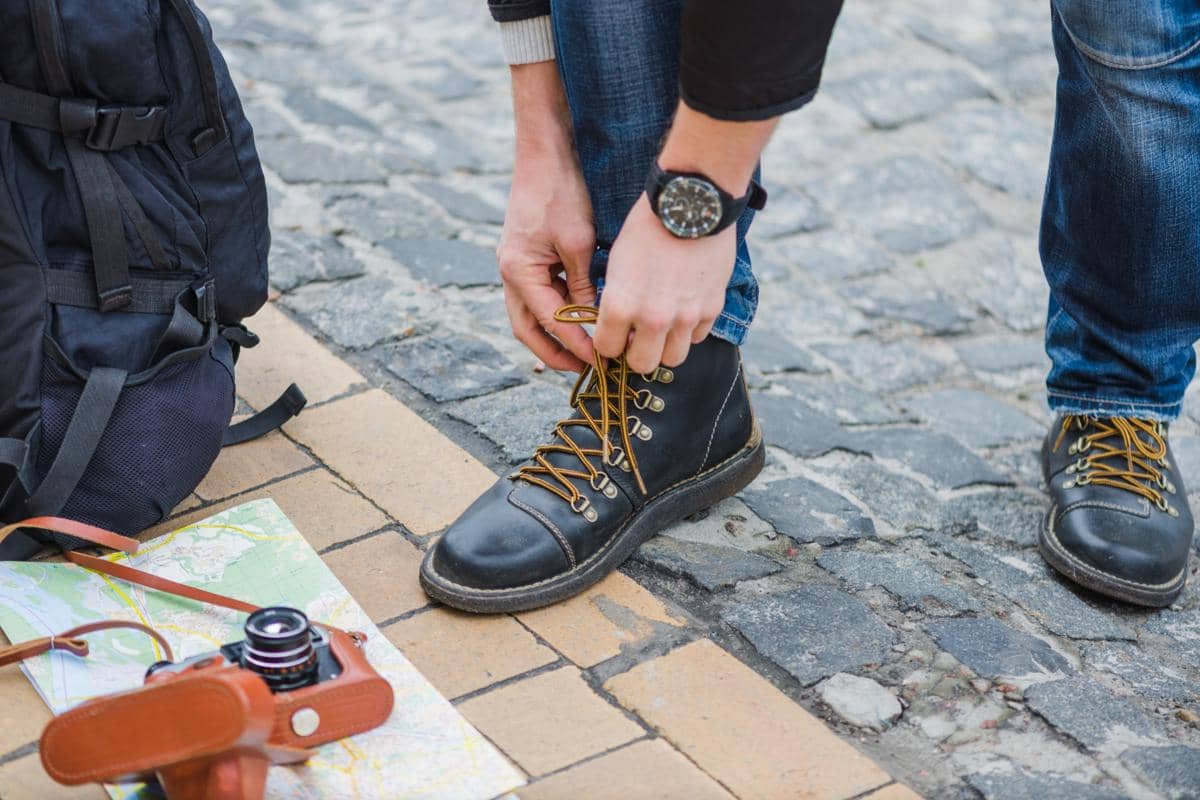 Ilustrasi mengikat tali sepatu