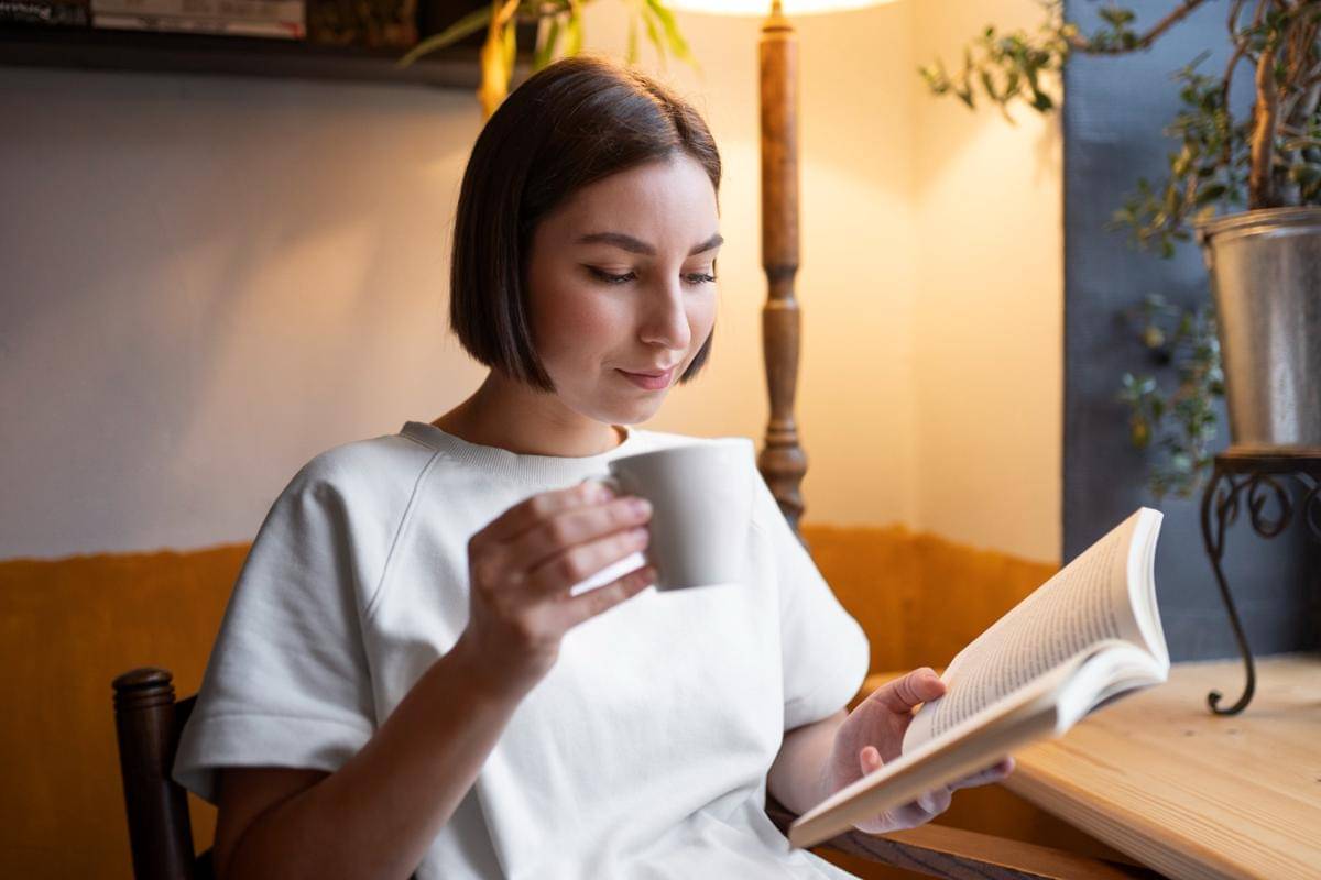 Ilustrasi wanita membaca buku