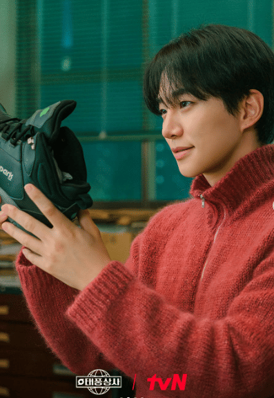 cuplikan drama Typhoon Family