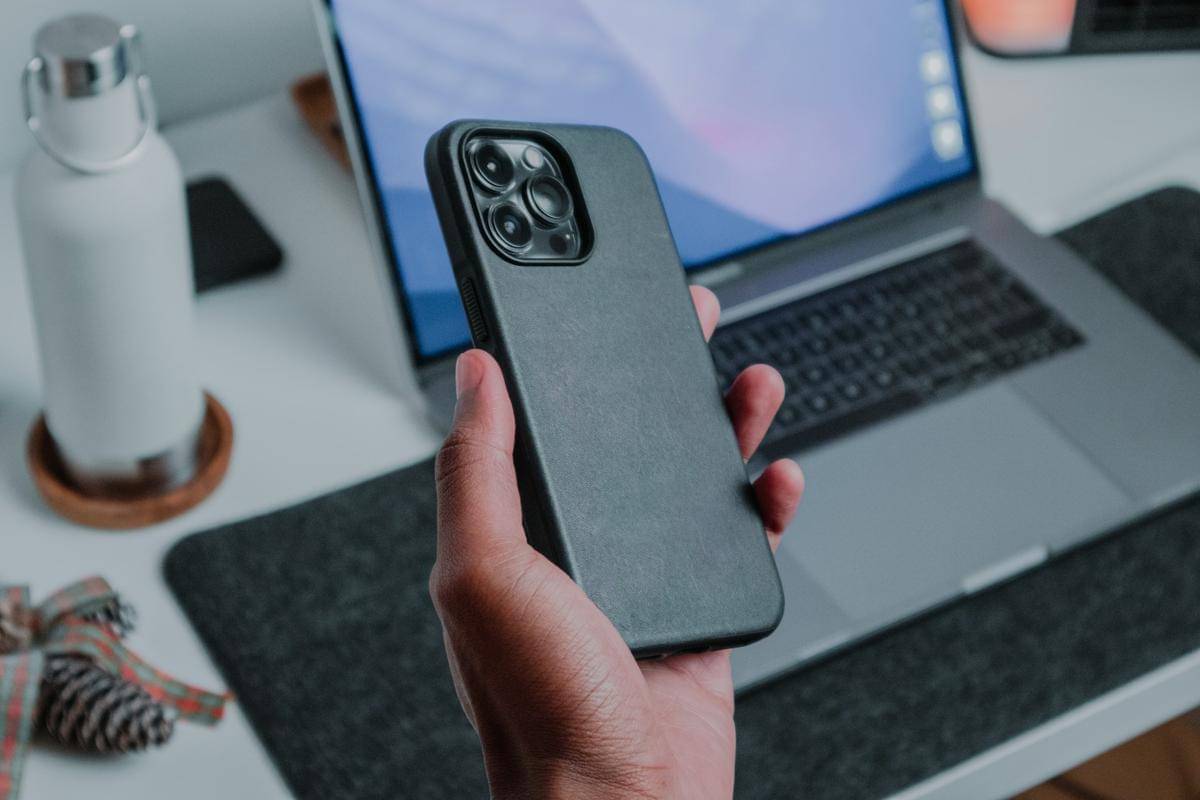 iPhone dengan casing